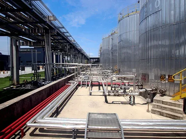 户外管道系统连接到大型储罐 - 增塑剂输送系统